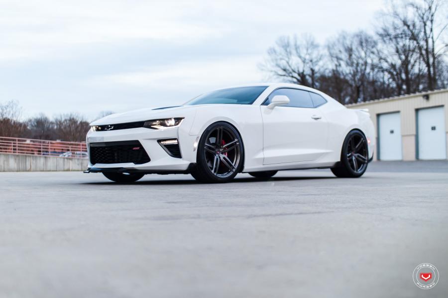  Chevrolet Camaro SS on Vossen Wheels (HC-1) 2017 года  (фото 5 из 9)